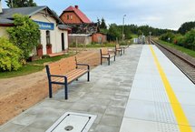 Przebudowany peron i ławki na przystanku Kalisz Kaszubski. Fot. Izabela Rosińska PKP PLK