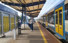 Stacja Tychy, dwa pociągi przy peronie, podróżni pod wiatą, fot. Katarzyna Głowacka