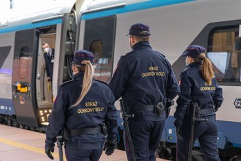 Straż Ochrony Kolei, patrol na peronach, pociąg w tle, autor zdjęć SOK