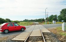 Budowa przystanku kolejowego w Kleszczelach widok od przejazdu jedzie samochód fot. T. Łotowski PKP Polskie Linie Kolejowe SA