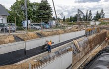 Budowa wiaduktu_Gałkówek, robotnicy budują ściany oporowe, zbrojenie i betonowanie fot. Łukasz Bryłowski