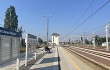 Pasażer siedzi na ławce na peronie przystanku Warszawa Wawer, widać tablice informacyjne, fot. Anna Znajewska-Pawluk