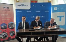 Przedstawieciele PLK SA i wykonawcy podpisują umowę na modernizację linii kolejowej Skierniewice-Czachówek, PLK SA