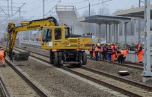 Warszawa Główna, pojazd dwudrogowy ora pracownicy na nowych torach, w tle nowy peron z wiatą, fot. PLK 03.03.2021