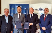 Włodzimierz Żmuda, Mateusz Wanat (Centrum Realizacji Inwestycji PLK SA), Michał Ulatowski, Sławomir Kopański (PPMT) po podpisaniu unowy na modernizację lk8 Kozłów-Sędziszów, fot. Piotr Hamarnik (1)