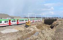 Rail Baltica - prace ziemne w Szepietowie obok pociąg, fot. D. Dołubizno, PKP Polskie Linie Kolejowe S.A.
