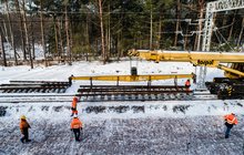 Maszyny i ludzie układający tory na stacji Lubiewo, 10.02.2021, fot. Paweł Styczeń. Źródło PKP Polskie Linie Kolejowe S.A.