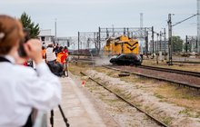 Lokomotywa zderza się z autem na przejeździe kolejowo-drogowym; fot. Piotr Nowakowski