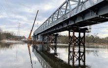 Nowa nasunięta konstrukcja mostu kolejowego nad rzeką Narew na linii Ostrołęka-Chorzele. Zdjęcie z brzegu rzeki. fot. Anna Znajewska-Pawluk PLK