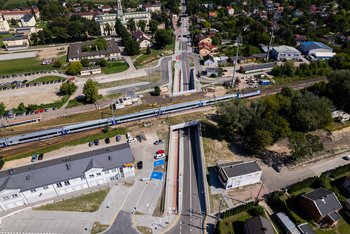 Pociąg jedzie po torach nad tunelem w Teresinie, fot. Janusz Osińsk