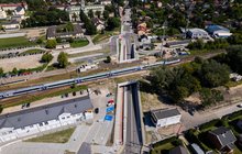 Pociąg jedzie po torach nad tunelem w Teresinie, fot. Janusz Osińsk