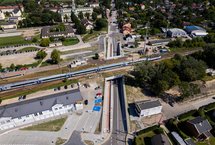 Pociąg jedzie po torach nad tunelem w Teresinie, fot. Janusz Osińsk