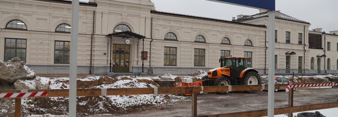 Prace modernizacyjne na stacji Białystok - koparka pracuje na stacji, fot. Wojciech Wojtkielewicz