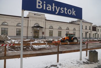 Prace modernizacyjne na stacji Białystok - koparka pracuje na stacji, fot. Wojciech Wojtkielewicz