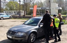 Przedstawiciele PLK SA i SOK rozmawiają z kierowcą osobówki przy przejeździe kolejowo-drogowym w Wasilkowie; fot. Tomasz Łotowski