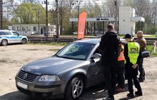 Przedstawiciele PLK SA i SOK rozmawiają z kierowcą osobówki przy przejeździe kolejowo-drogowym w Wasilkowie; fot. Tomasz Łotowski