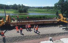 Wagon Switcher transportuje rozjazdy kolejowe, widać pracowników, maszynę i podkłady, fot. Łukasz Wróblewski