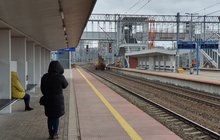 Stacja Warszawa Gdańska, osoby na peronie czekają na pociąg, w tle widać nową kładkę, Autor: Karol Jakubowski