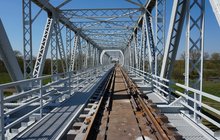 Most kolejowy nad Wieprzem odnowiona stalowa konstrukcja na której są tory, Fot. Anna Hampel, PLK