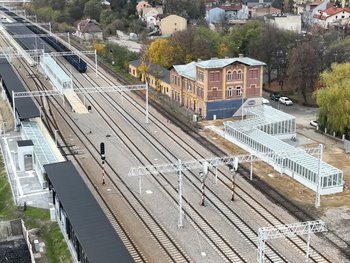 Stacja Olkusz z nowymi torami, peronami i przejściem podziemnym, jest też pociąg towarowy, fot. Krzysztof Dzidek (1)