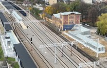 Stacja Olkusz z nowymi torami, peronami i przejściem podziemnym, jest też pociąg towarowy, fot. Krzysztof Dzidek (1)