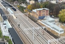 Stacja Olkusz z nowymi torami, peronami i przejściem podziemnym, jest też pociąg towarowy, fot. Krzysztof Dzidek (1)