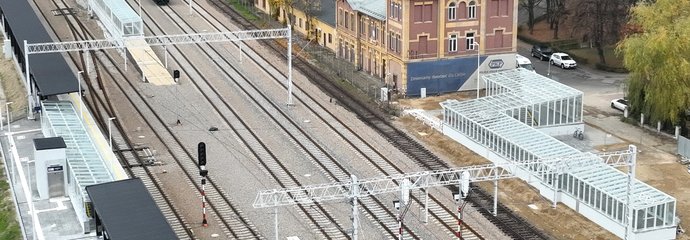 Stacja Olkusz z nowymi torami, peronami i przejściem podziemnym, jest też pociąg towarowy, fot. Krzysztof Dzidek (1)