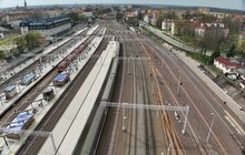 Widok z góry na perony, pociągi i tory na stacji Olsztyn Główny_fot. Damian Strzemkowski
