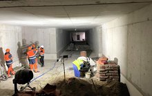 Wykonawcy na budowie przejścia podziemnego przy przystanku Warszawa Wawer, widać maszyny budowlane w przejściu, fot. Anna Znajewska-Pawluk