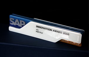 Fotografia nagrody SAP w formie poziomego kwadratu. 