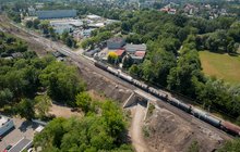 Pociąg towarowy przejeżdża nowym torem na odcinku Zabrze Biskupice – Maciejów Północny, obok układany tor, fot. Szymon Grochowski