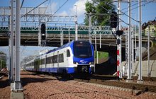 Pociąg wjeżdżający na stację Olsztyn po nowych torach_fot. Andrzej Puzewicz