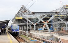 Pociąg wjeżdżający w peron nr 5, obok budowane zadaszenie. fot. Martyn Janduła