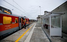 Podróżni, pociąg przy peronie przystanku Suchatówka, fot. Łukasz Bryłowski PKP PLK