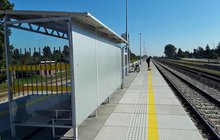 Podróżny z rowerem na peronie w Niemojkach, fot. W.Milewski, PKP Polskie Linie Kolejowe SA