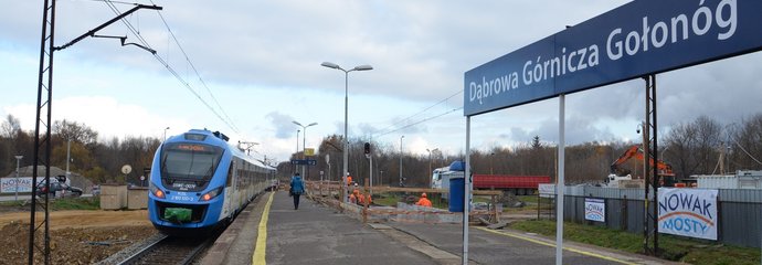Prace przy przebudowie przystanku Dąbrowa Górnicza Gołonóg, widać peron, pociąg, a w tle pracowników przy pracy, fot. Katarzyna Głowacka