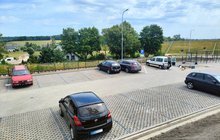 Samochody na nowym parkingu przy przystanku Otomino. fot. Przemysław Zieliński PLK 3