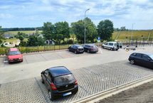 Samochody na nowym parkingu przy przystanku Otomino. fot. Przemysław Zieliński PLK 3