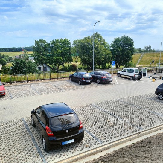 Samochody na nowym parkingu przy przystanku Otomino. fot. Przemysław Zieliński PLK 3