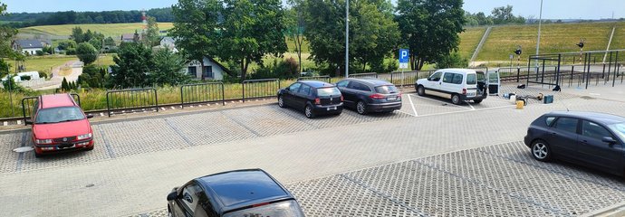 Samochody na nowym parkingu przy przystanku Otomino. fot. Przemysław Zieliński PLK 3