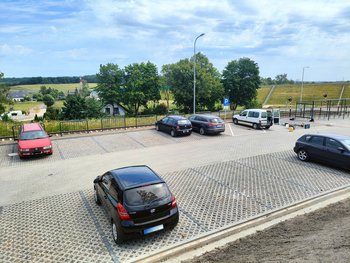 Samochody na nowym parkingu przy przystanku Otomino. fot. Przemysław Zieliński PLK 3