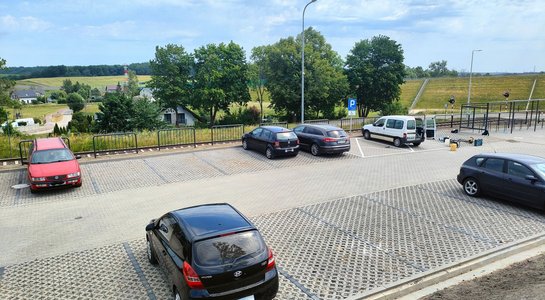 Samochody na nowym parkingu przy przystanku Otomino. fot. Przemysław Zieliński PLK 3
