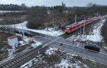 Widok z góry na zmodernizowany przejazd kolejowo-drogowy w Aleksandrowie Kujawskim. fot. Paweł Mieszkowski PLK