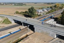 Pociąg towarowy jedzie pod wiaduktem drogowym w Czyżewie fot Artur Lewandowski PKP Polskie Linie Kolejowe SA