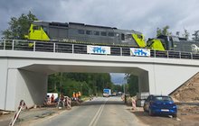 Lokomotywa na nowym wiadukcie kolejowym w Kartuzach. fot. Szymon Danielek PLK (1)