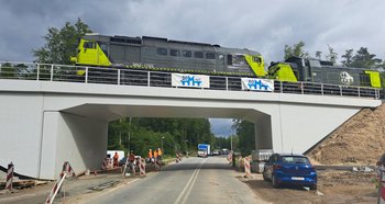 Lokomotywa na nowym wiadukcie kolejowym w Kartuzach. fot. Szymon Danielek PLK (1)