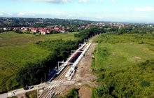 Pociąg zatrzymuje się na przystanku Kraków Opatkowice. Widok z lotu ptaka fot. Piotr Hamarnik