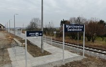 Widok na dojście do peronu na przystanku Marcinowice Świdnickie, fot. P. Mieszkowski, A. Lewandowski