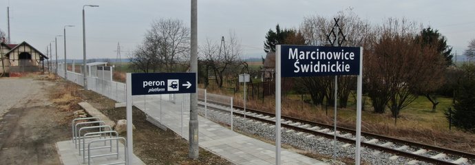 Widok na dojście do peronu na przystanku Marcinowice Świdnickie, fot. P. Mieszkowski, A. Lewandowski