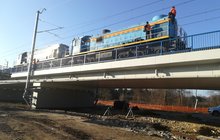 117-tonowe lokomotywy sprawdzają nowy wiadukt na jednym z torów szlaku Pilichowice – Olszamowice, na Centralnej Magistrali Kolejowej. 